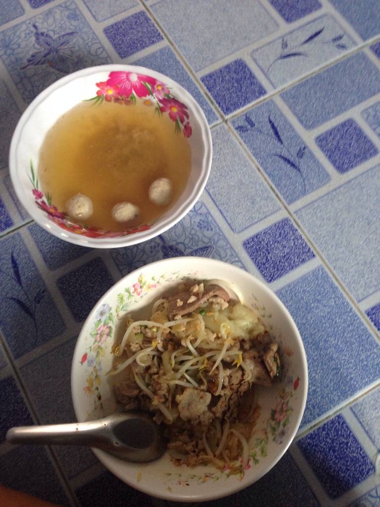 ดส้นใหญ่น้ำ พิเศษ30บาท คือแบบกินอิ่มได้อ่ะ 30เยอะมาก อร่อยอีก ชื้อกลับมากินบ้าน