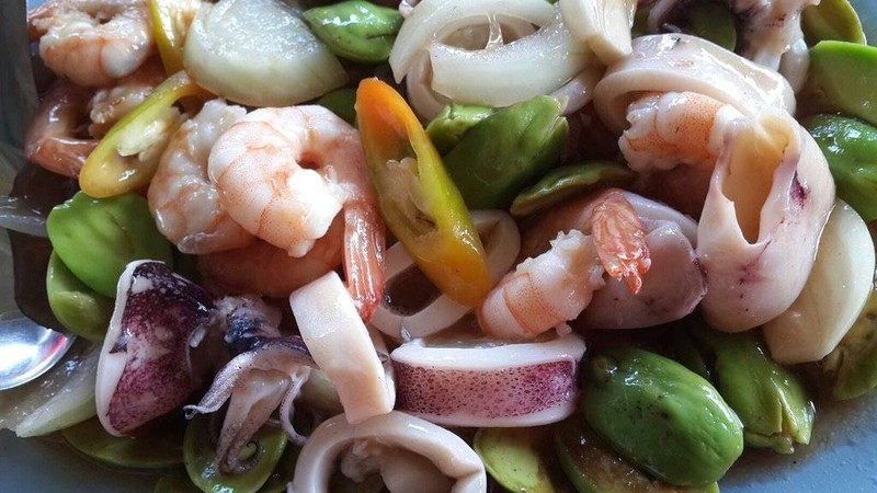 กุ้งผัดพริกสะตอ
อร่อยเค็มพอดีๆ และความมันจากสะตอ เผ็ดนิดหน่อยเหมาะสำหรับคนที่กิน
