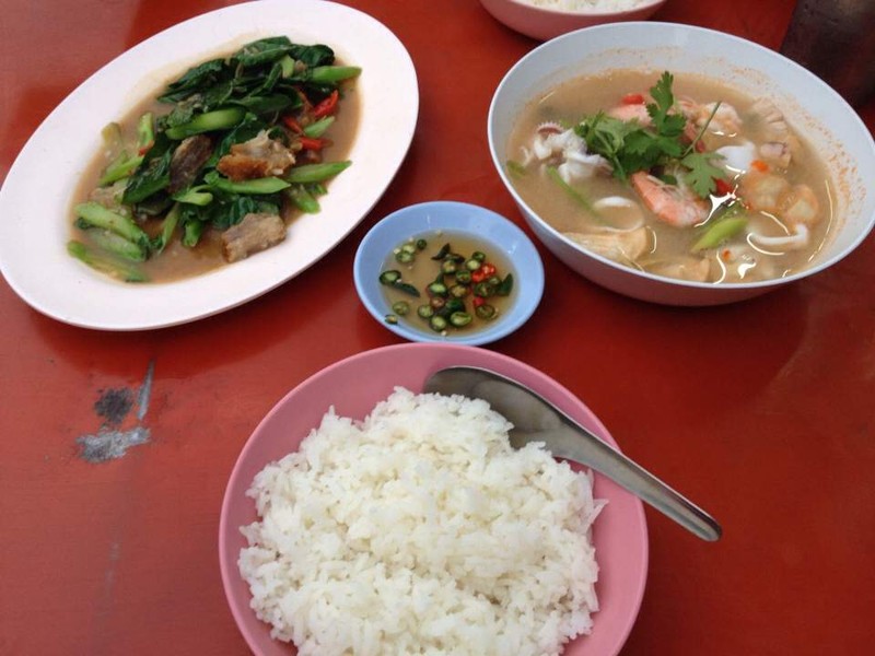 คะน้าหมูกรอบ, ต้มยำทะเล ดูธรรมดาๆ แต่รสชาติอร่อยครับ ต้องลองๆ เปิดช่วงเย็นๆ