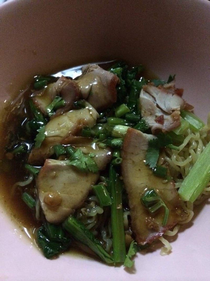 บะหมี่แห้ง ราดซอสหมูแดง