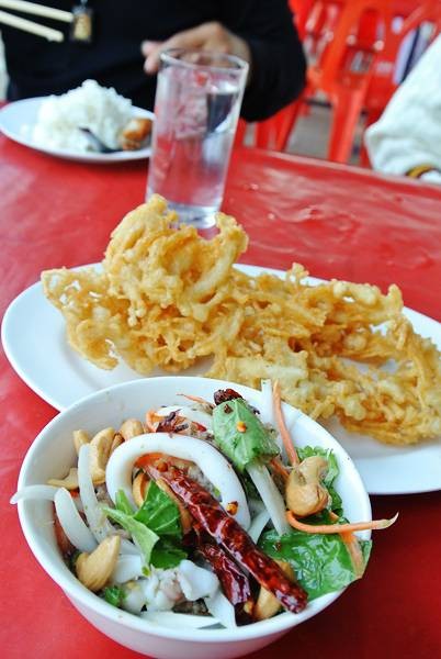 ยำเห็ดเข็มทองทอดกรอบ