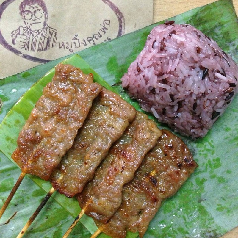 หมูปิ้งกับข้าวก่ำ(ข้าวเหนียวดำ) อาหารเช้าที่หลายๆคนคุ้นเคย