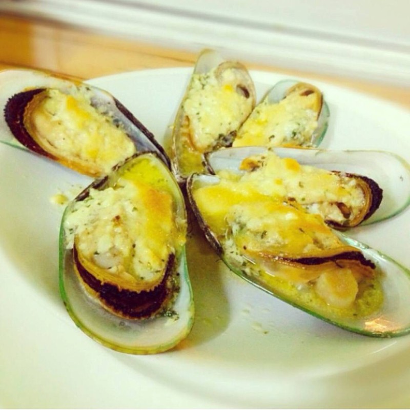 Baked New Zealad Mussels With Garlic And Cheese