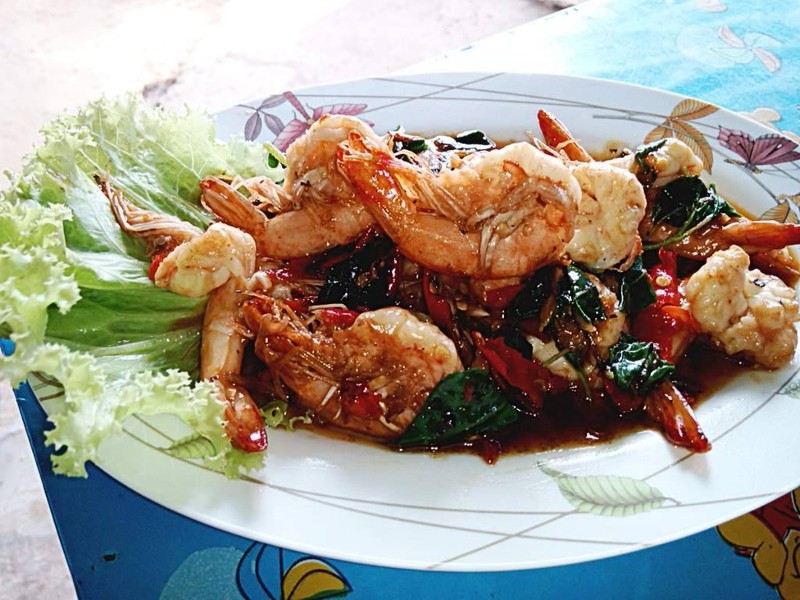 ผัดกระเพราะกุ้งตัวโตๆ