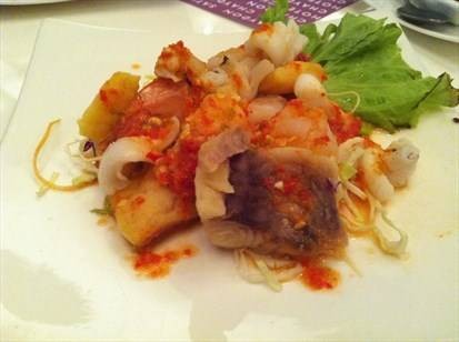 ยำสามทัพ มีปลา ปลาหมึก และกุ้ง รสชาติน้ำยำออกเปรี้ยวนำ ไม่เผ็ดเกินไป