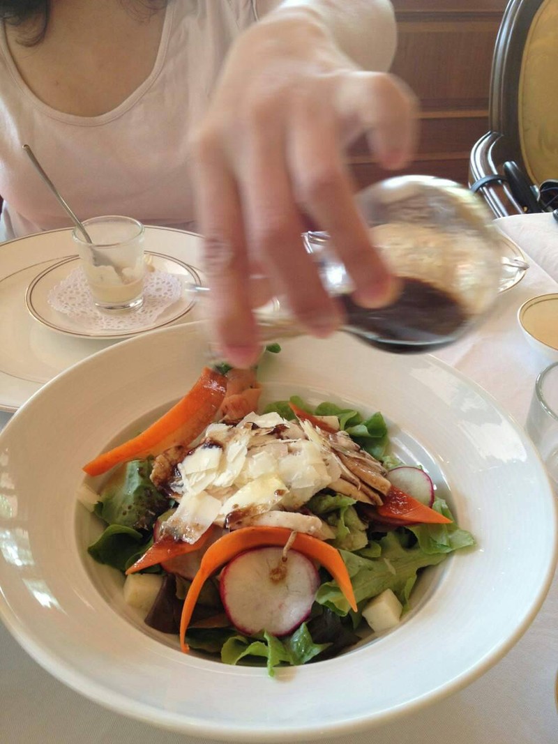 สลัดรอเดอวู เดรสซิ่งรสเปรี้ยวแต่นุ่มนวล ทำให้จานนี้อร่อยกว่าที่คิด