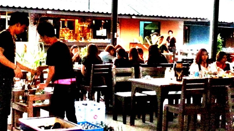 บรรยากาศในร้านอาหารเป็นต่อสโมสร (ถ่ายจากสถานที่จริง)