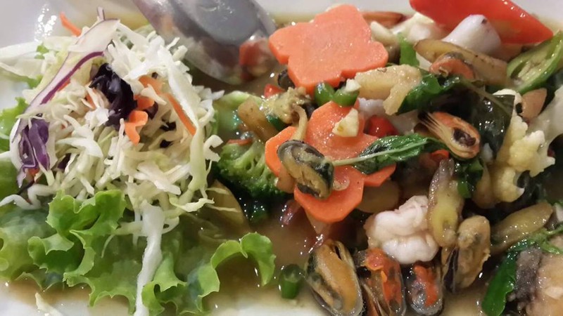 ผัดฉ่าปลากระพงรวมมิตร