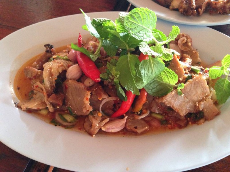 ยำคอหมูย่าง