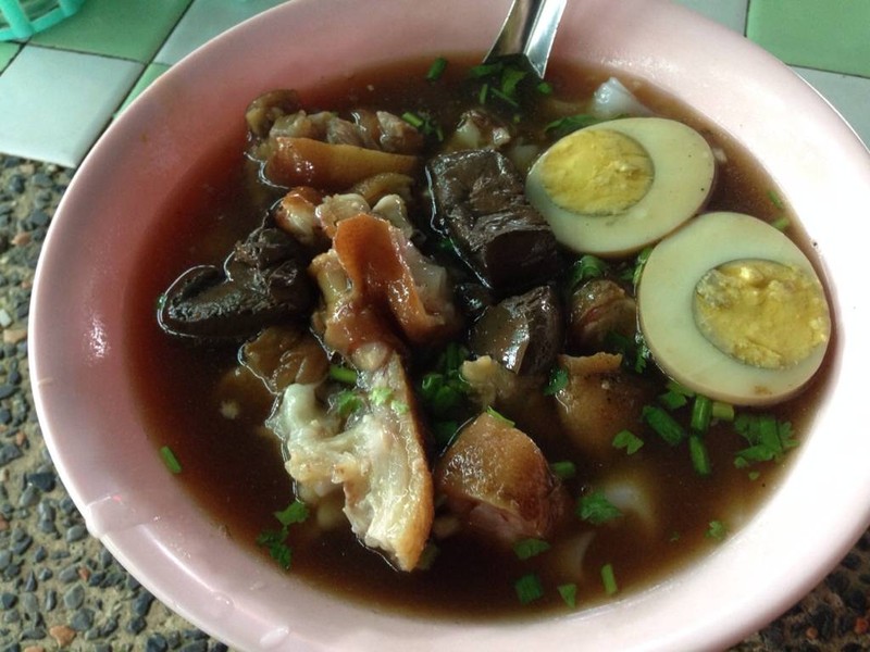 ก๋วยจั๊บ ชามนี้พิเศษ ลิ้นหมดใส่ขาหมูมาแทน 50 บาท