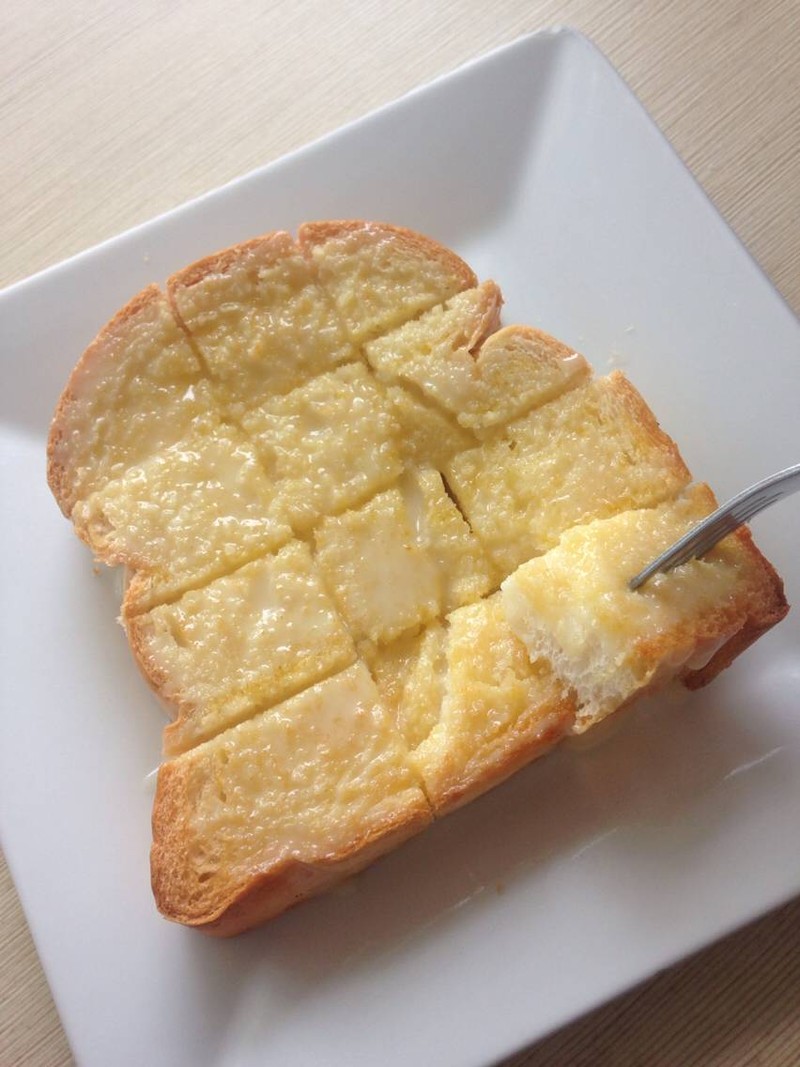 ขนมปังนมเนยน้ำตาล