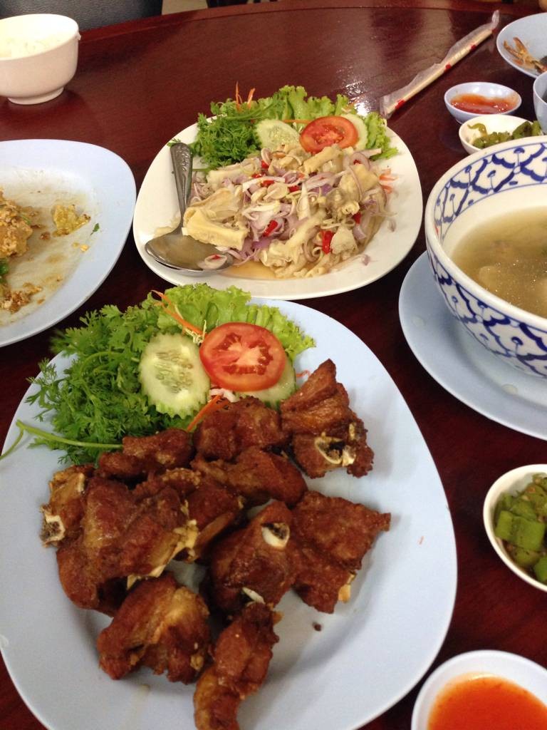 ซี่โครงหมูทอด. ยำตีนเป็ด