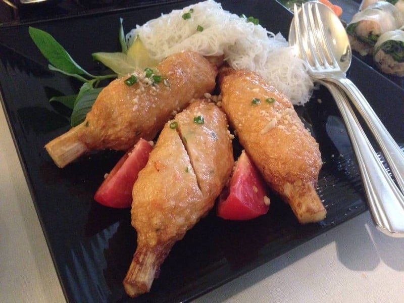 กุ้งพันอ้อย ทานคู่กับเส้นหมี่ขาว