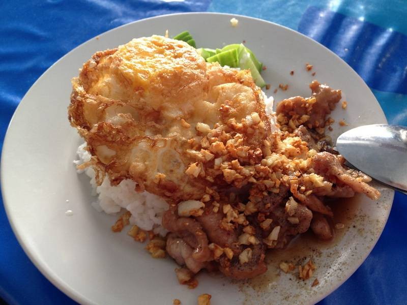 ข้าวหมูกระเทียม