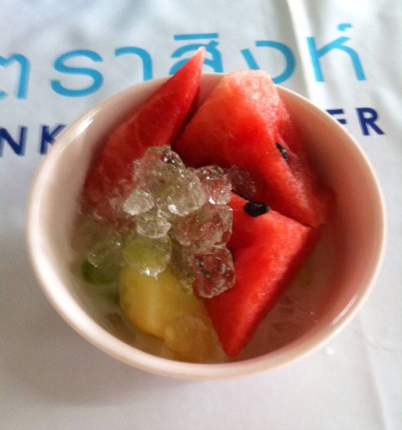 ของหวานเสริฟเองมีผลไม้แซม