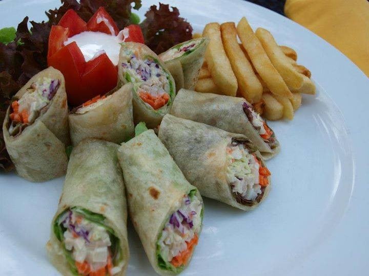 ข้างในมันเป็นทูน่ากระป๋องอ่ะ เลยเแย ๆ นะ ไม่ค่อยถูกปาก