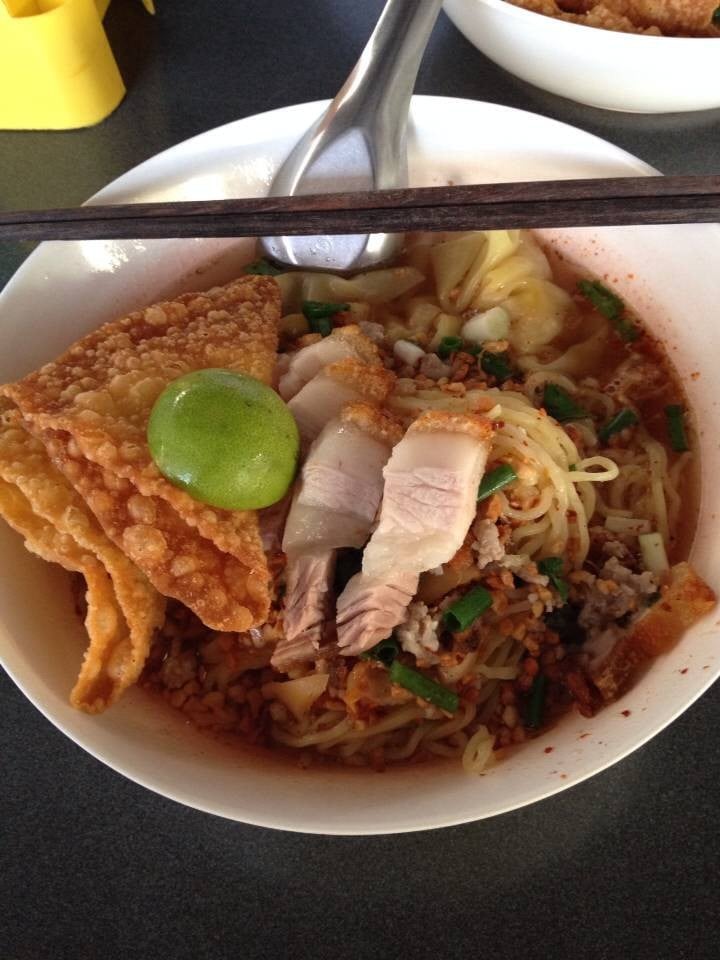 บะหมี่เกี้ยวหมูกรอบต้มยำ