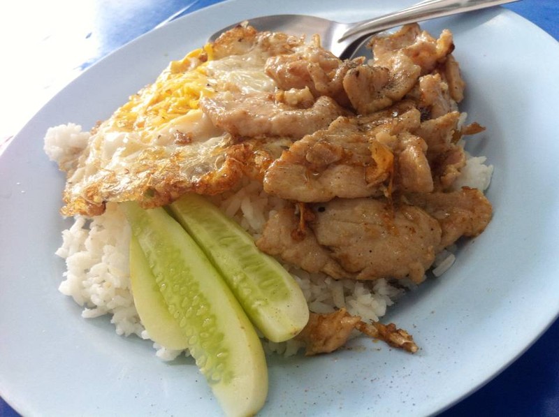 ข้าวหมูกระเทียม ไข่ดาว