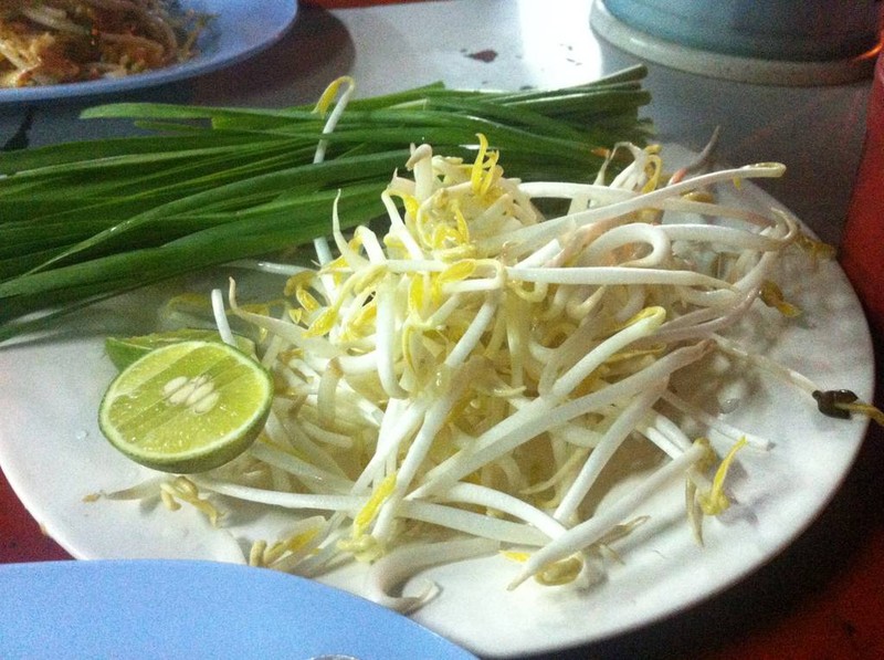 สิ่งที่ขาดไม่ได้คือเครื่องเคียง ถั่วงอกสด และใบกระเทียม