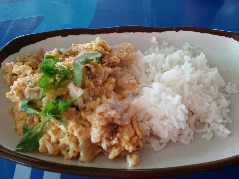ข้าวหมูขยี้ไข่