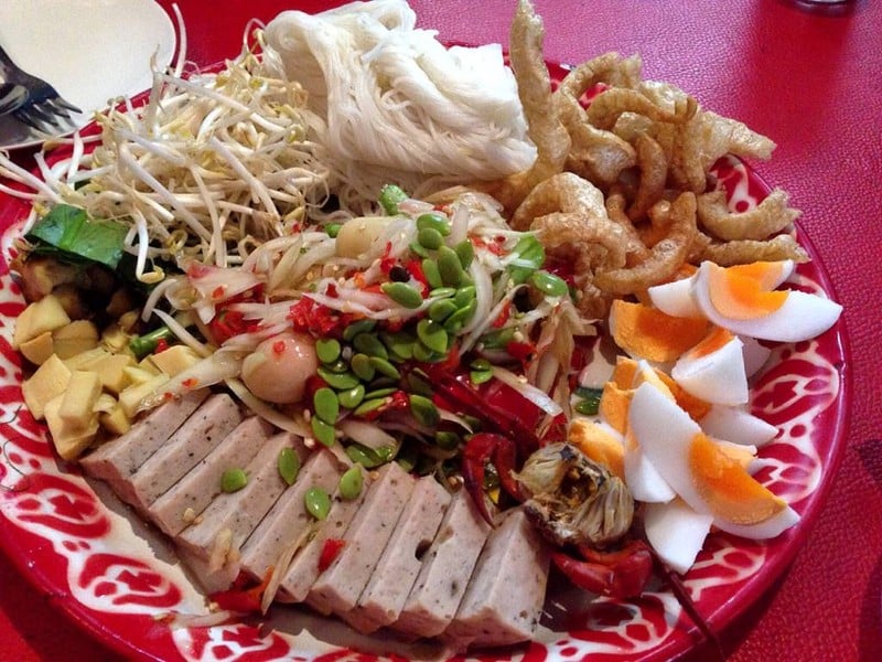 ส้มตำถาดที่ อุบลราชธานี แซบมาก  