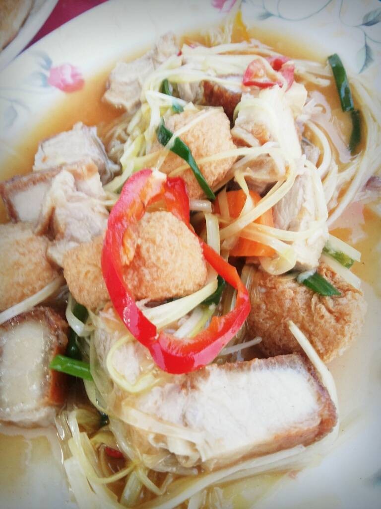 กุ่ยช่ายขาวผัดเต้าหู้หมูกรอบ 60 บาท