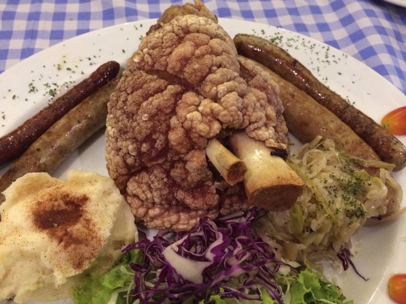 ขาหมูเยอรมันใส้กรอก