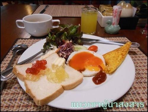 ตักมาจานแรก ขนมปัง ไข่ดาว เฟรนโทส และสลัด