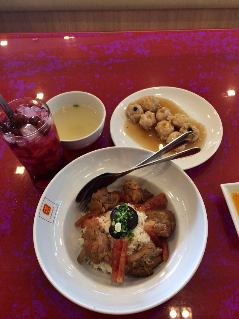 ข้าวหน้าองครักษ์ ติ่มซำ แล้วก็น้ำกระเจี๊ยบพุทราจีนค่ะ