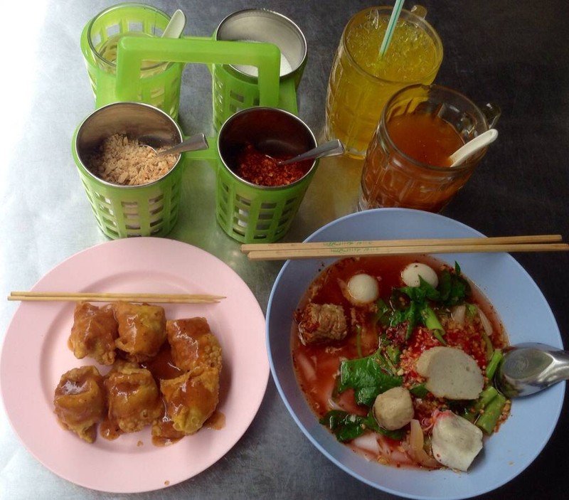 ใหญ่โฟยำ 40฿ + เกี๊ยวไข่นกกระทาไม้ละ 10฿ + เก็กฮวย 15฿