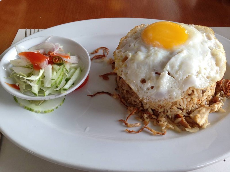 ข้าวผัดโปะมาด้วยไข่ดาวเต็มๆจาน