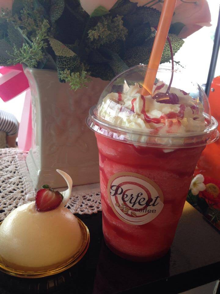 สตรอเบอรี่สมูทตี้ ความอร่อยจากสตรอเบอรี่สดที่คัดมาอย่างดี