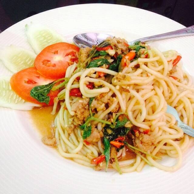สปาเก็ตตี้กระเพราหมู ในราคาเพียง 59.- ร้าน Kapp หน้าโรงเรียนวัชรชัยค่ะ