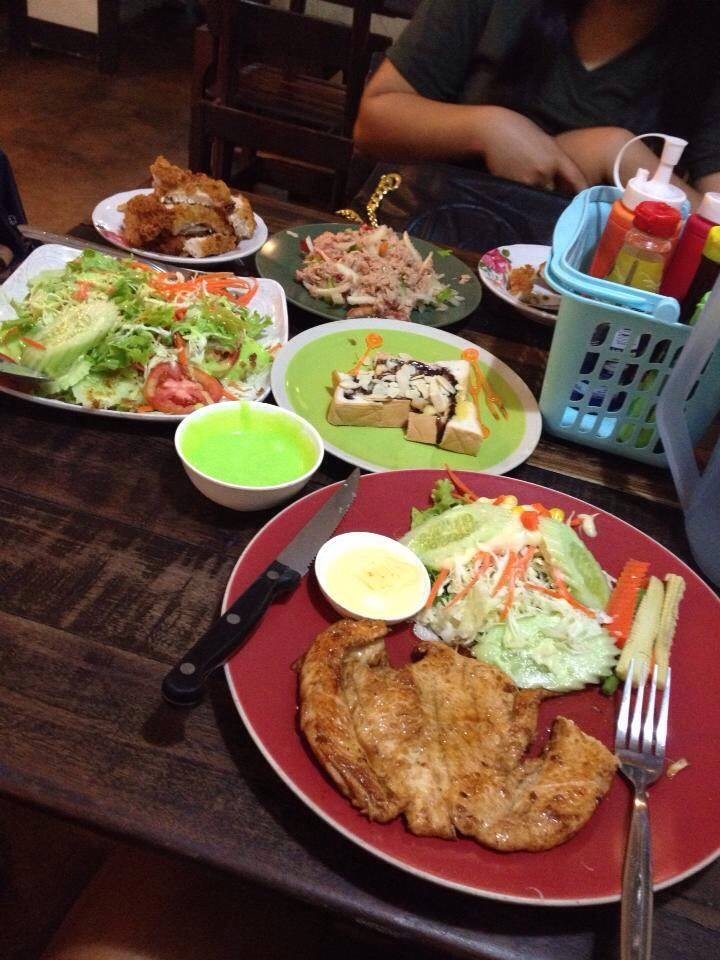 สเต็กไก่ สลัดทูน่า สลัดไก่ทอด ตบท้าย ปังปิ้งแอลมอนด์