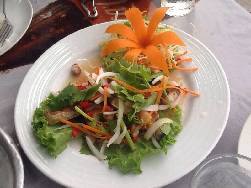 ยำปลาอินทรีย์สดทอด