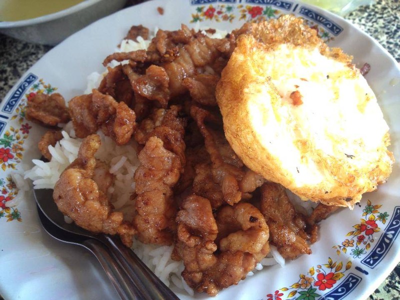 ข้าวหมูทอดกระเทียมไข่ดาว
