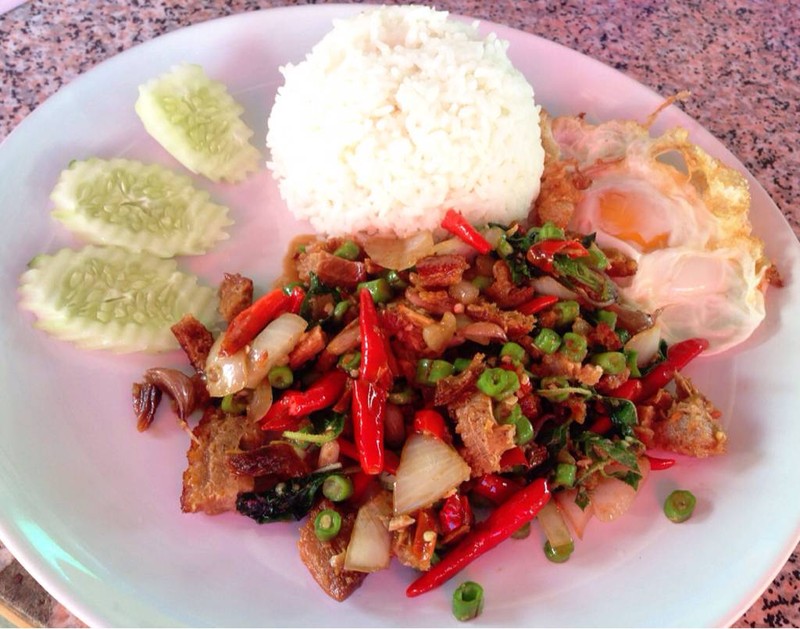 ข้าวราดผัดกระเพาหมูกรอบ+ไข่ดาว 35 บาท
