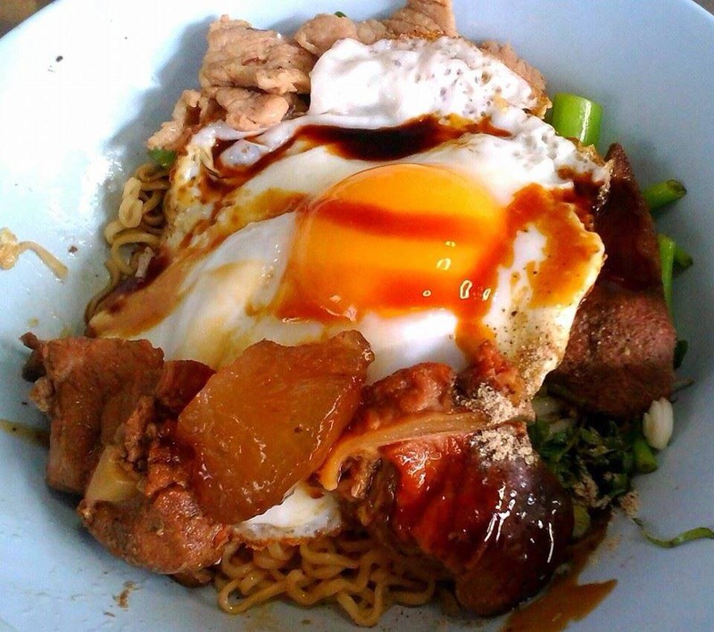 อีกเมนู มาม่าแห้งรวมมิตรเลือดเดือดใส่ไข่