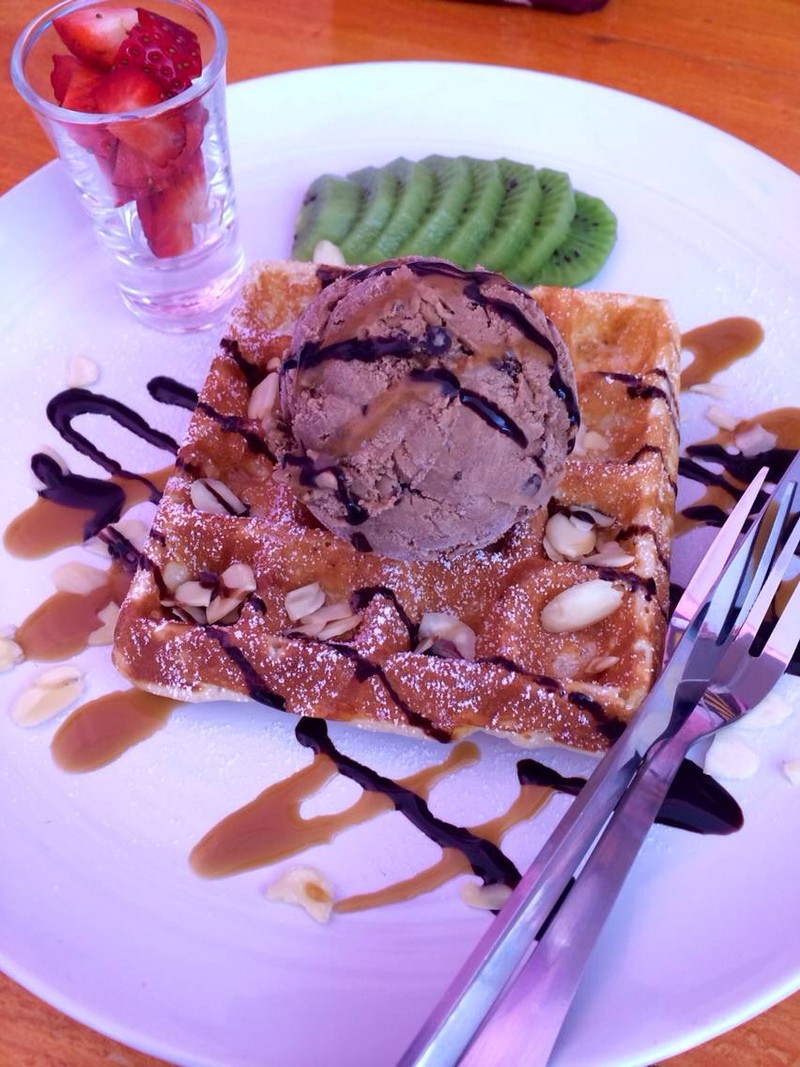 วาฟเฟิลอัลมอนด์เพิ่มผลไม้และไอศครีม