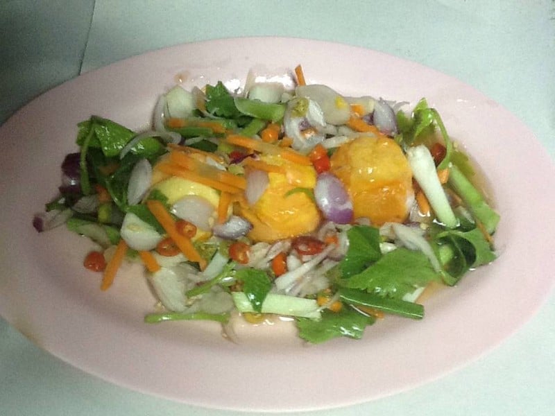 ยำไข่ครอบ(เป็นไข่ที่ทำขายเฉพาะจังหวัดสงขลาเท่านั้น)