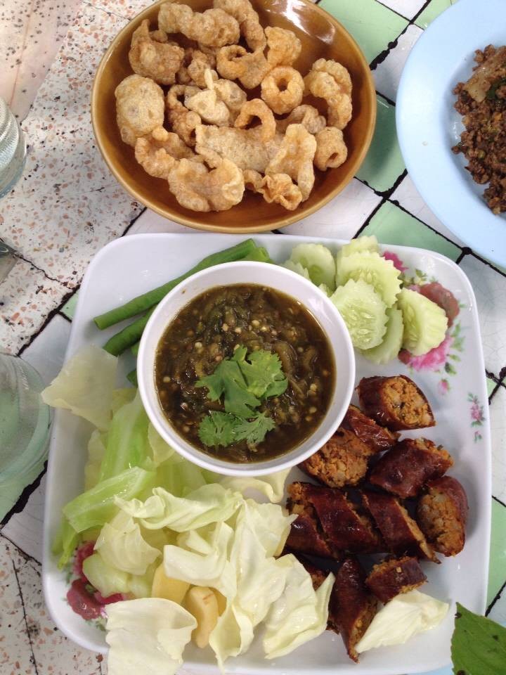 น้ำพริกหนุ่ม. ไส้อั่ว เสริฟร้อนๆ ยอดดด