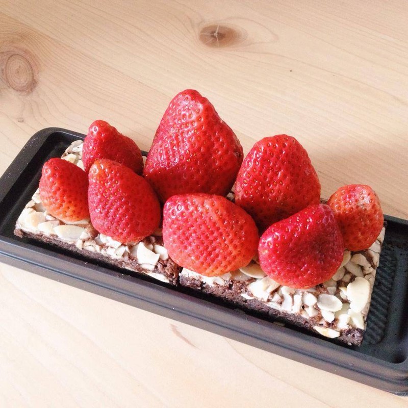 Brownie row เต็มอิ่มกับบราวนี่แบบยาวกับสตอเบอรี่ลูกอวบ ราคา 550-600 บาท