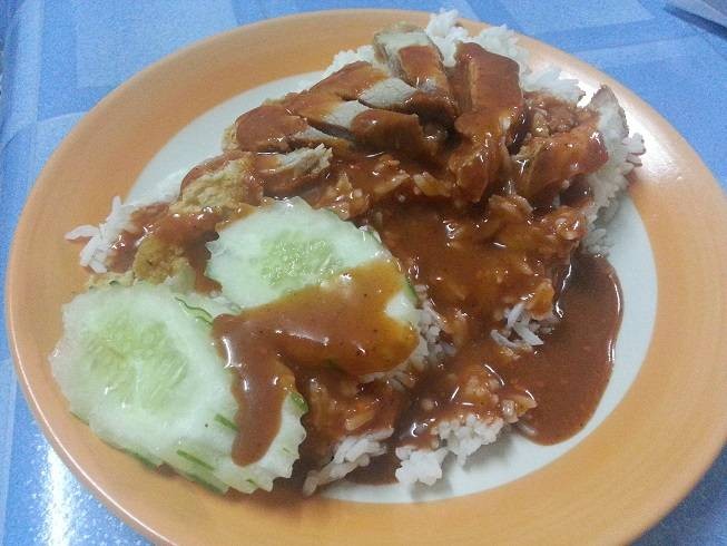 ข้าวหมูกรอบ อาจดูเลอะเทอะไปนิดหนึ่งค่ะ