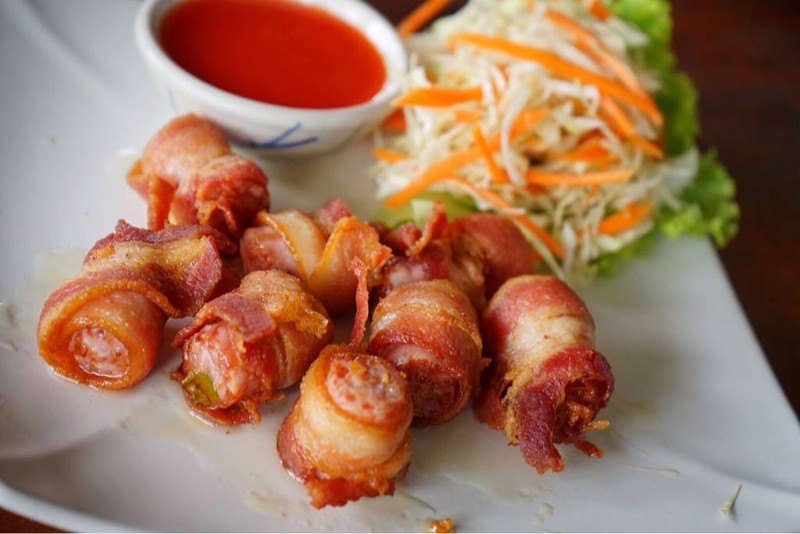 ฝรั่ง กอด ลาว (ก็อร่อย)