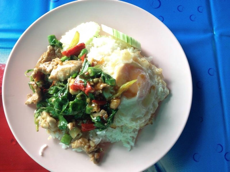 ผัดกะเพราะหมู ไข่ดาว (ภาพรวม)