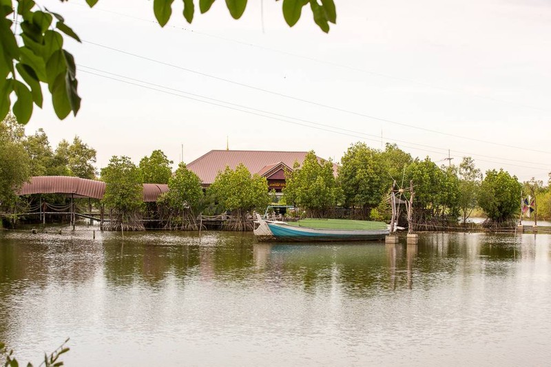 ร้านอยู่กลางบ่อน้ำเลยครับ