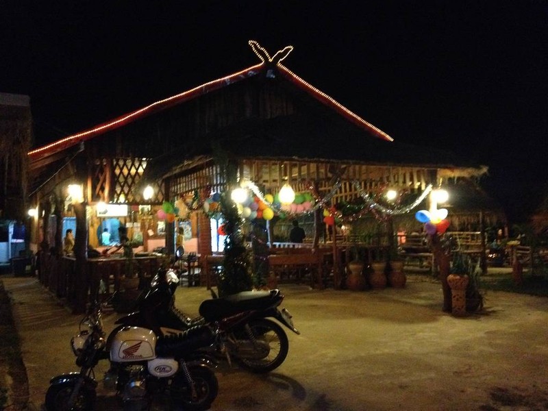 บรรากาศหน้าร้านยามค่ำคืน