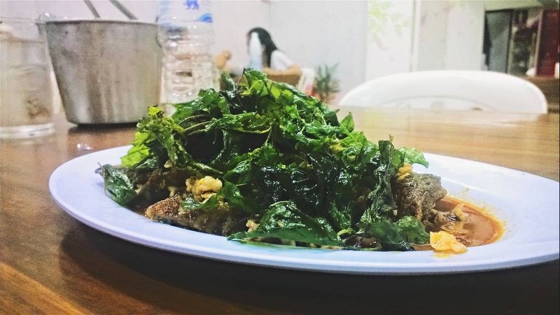 ไข่เยี่ยวม้ากระเพรากรอบ