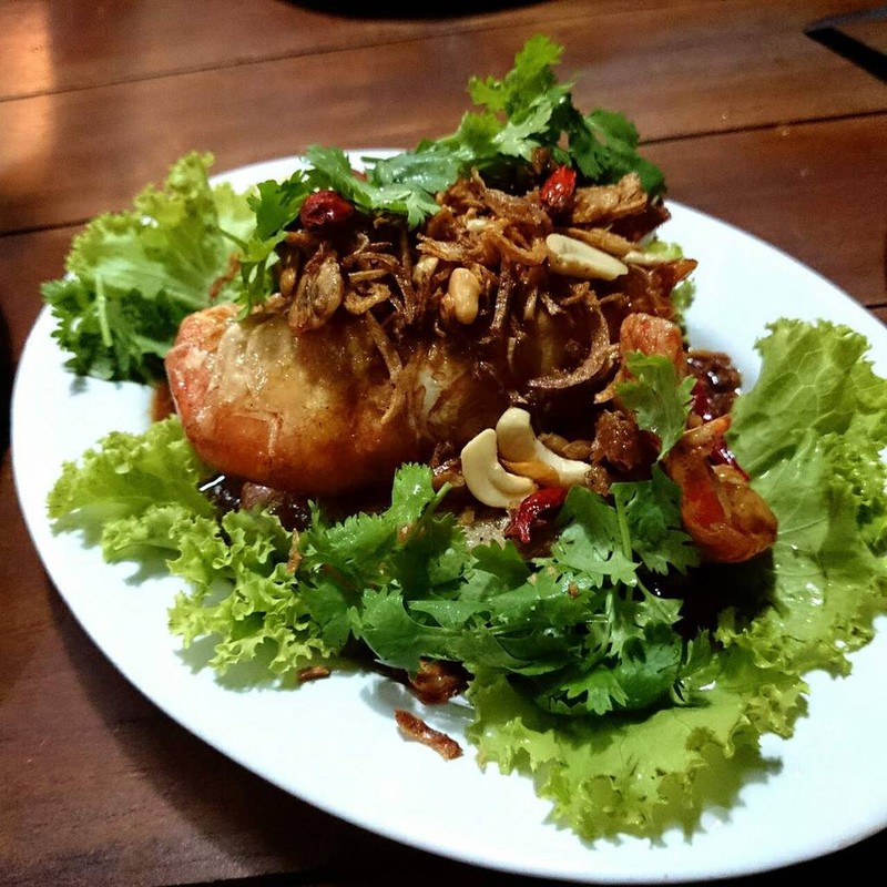 กุ้งทอดซอสมะขาม (คิดตาม นน. นะคับ) 300 บาท ได้ประมาณ 3-4 ตัว