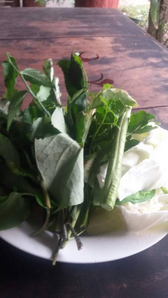 ผักสดๆ เครื่องเคียงลาบ